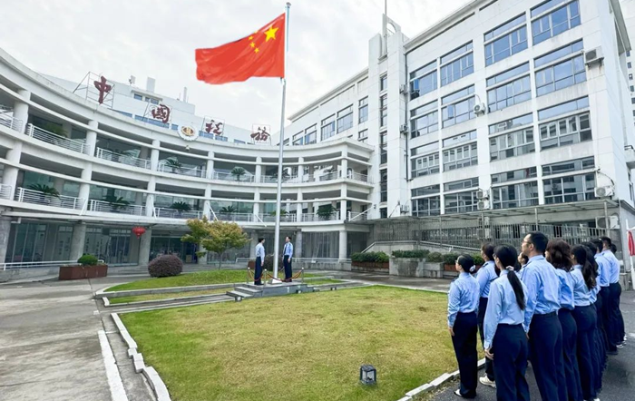 國慶節后上班首日：上海各級稅務機關舉行升國旗儀式